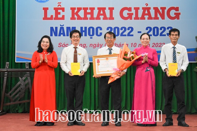 z3790214026517_92b484f9445eab273cd918ed5fce9ef9.jpg