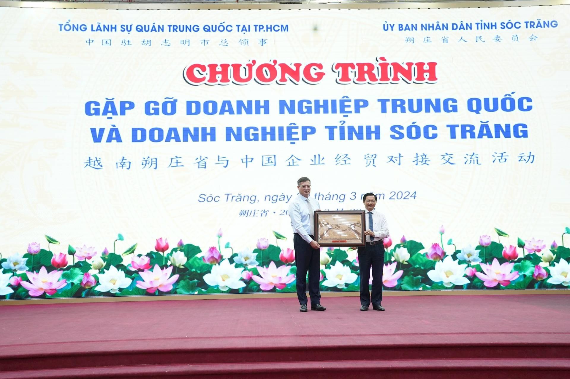 Người Trung Quốc qua Việt Nam hay mua bánh pía Sóc Trăng về làm quà